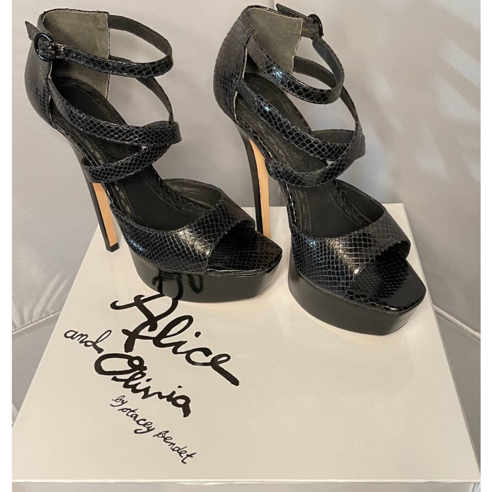 Alice‎ & Olivia  black snakeskin patterned sz 38